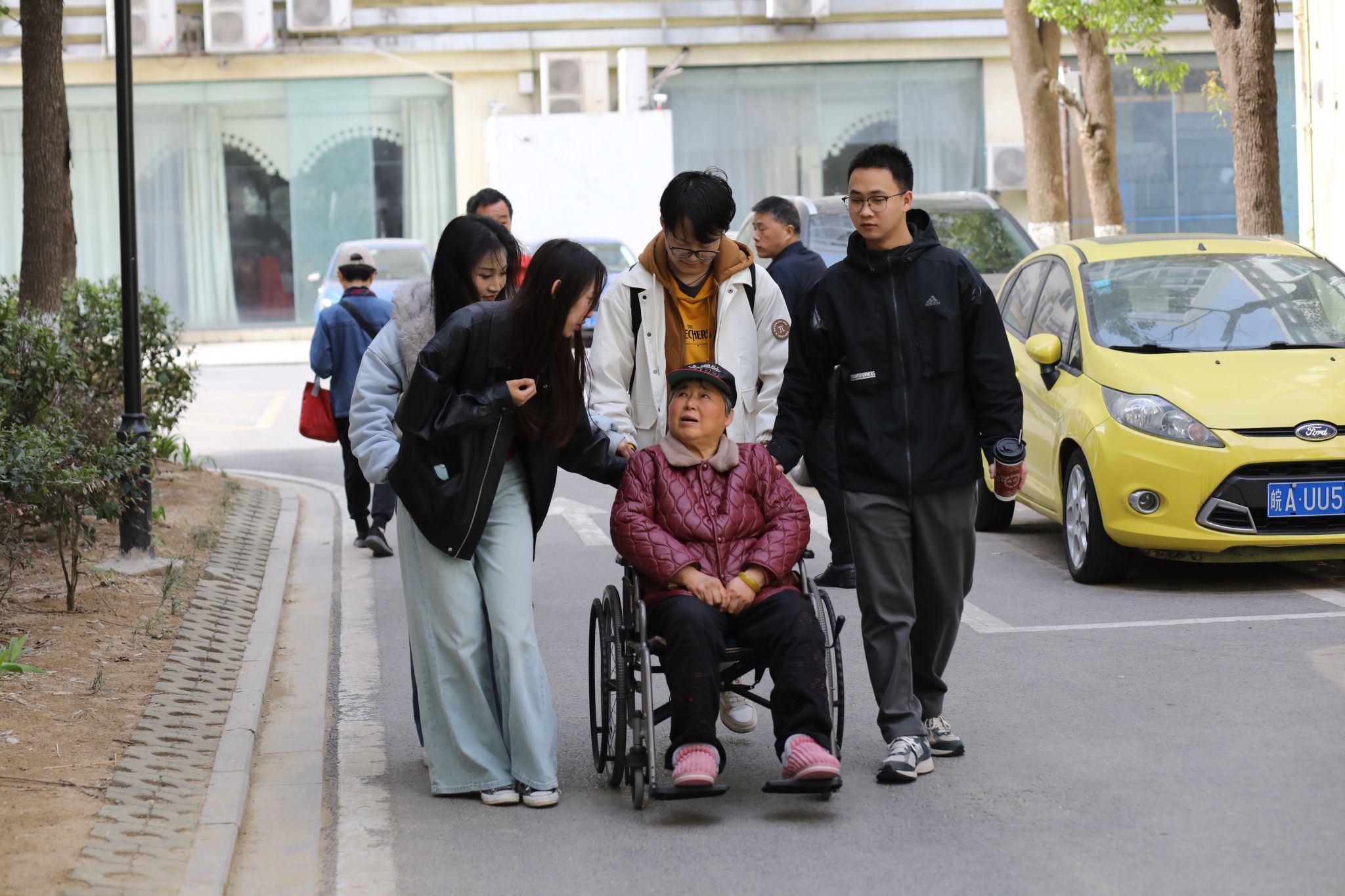 志愿者陪老人散步 志愿者陪老人散步