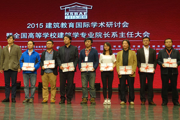 20151108211656496785.jpg 01-海洋之神590线路检测中心副经理苏剑鸣代表学校在会议上领奖-1.jpg